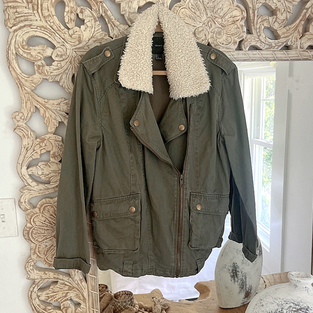 OLIVE GREEN MILITARY JACKET WITH REMOVABLE FAUX FUR 💙💚